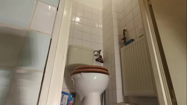 Play MP4 - Teen girl Pissing & while playing on her telephone pt1 HD