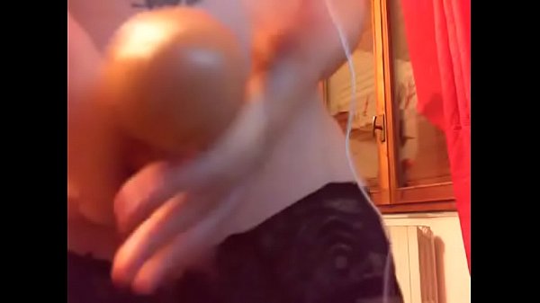 Play MP4 - Segaiolo di merda che ama masturbasi con le immagini di giovani ragazze avvenenti