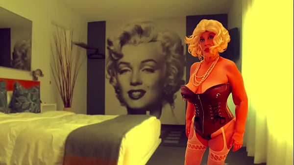 Marilyn Monroe fucks huge dildo 
