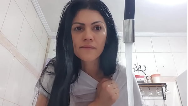 Play MP4 - FAXINEIRA LAVA LOU&Ccedil;AS COM SEIOS DE FORA &period;&period;