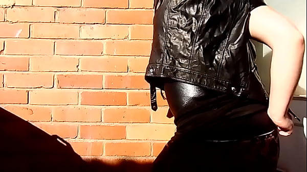 Mistress Lucy Diamond Twerking for Slaves to Worship 
