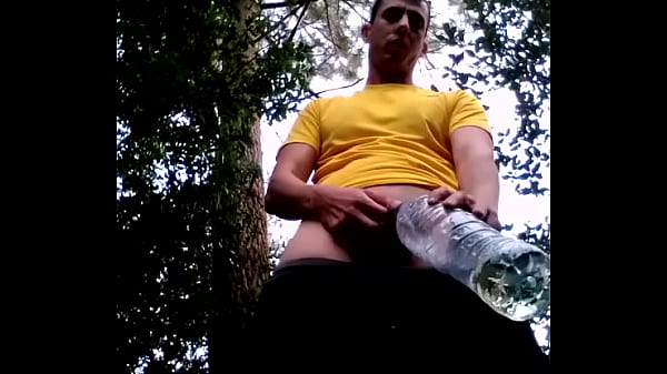 Play MP4 - Mijando para a garrafa e tomando o pr&oacute;prio mijo