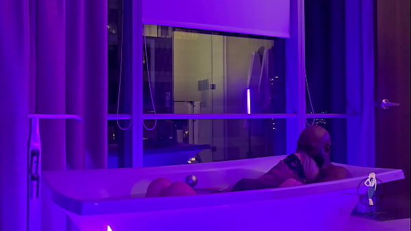Nonton A Lil Choc In The Tub thumbnail