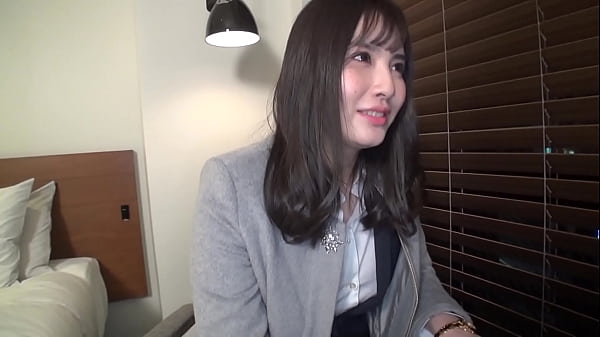 あらすじ：恵比寿駅周辺でナンパ開始！お仕事終わりに一人飲みするお店を探しているolさんのナンパに成功！「お酒を飲みながらインタビューをするネット番組です。」とてきとうなこと言ってホテルに連れ込むと！！ thumbnail