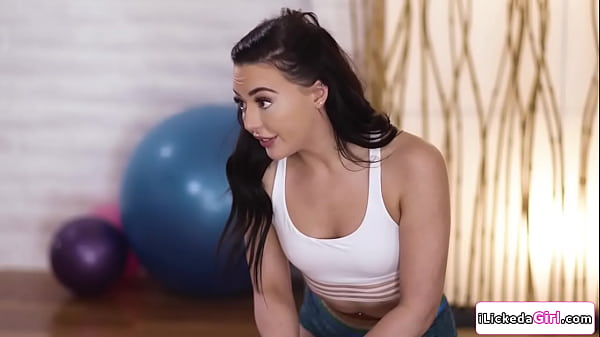 Brunette babe makeslesbiancoach squirt