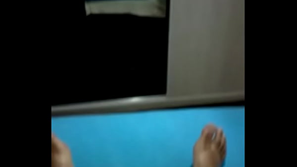 Sentando e rebolando no pau do amigo 