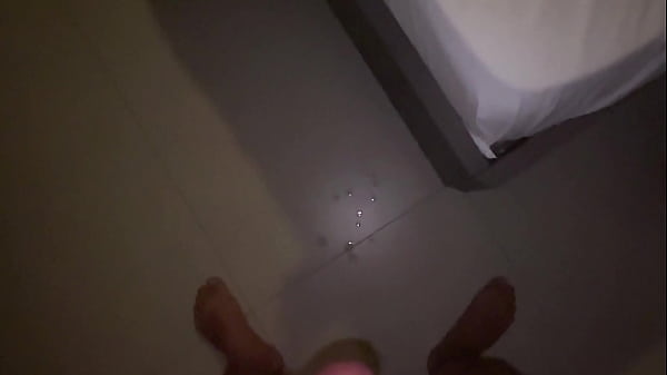 Play MP4 - O corno n&atilde;o resistiu e gozou ao ver a esposa gemendo do pauz&atilde;o de 23 cm&comma; assista o v&iacute;deo completo no xvideos red