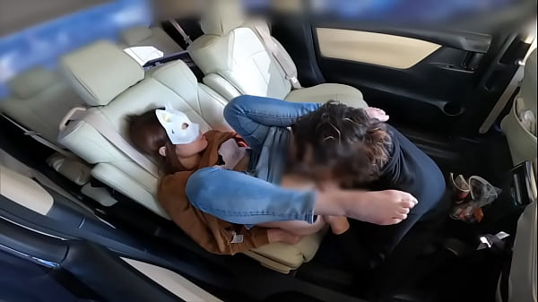 Play MP4 - 夫婦の買い物中に誘惑されカーセックスで中出しされる人妻