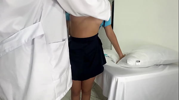 Play MP4 - Chica Estudiante es Manipulada por el Doctor Pervertido en el Examen Medico de la Universidad Jav