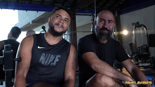 Na casa das proibidas a mila hot puxou o treino e deu gostoso na academia do fv para dois brutos mila hot felipe costa erick frei 
