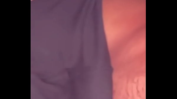 Bajo las sabanas mi vecino me folla en secreto mientras ve&iacute;amos Netflix 