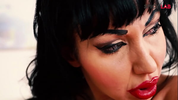 Play MP4 - Swallow with Laura Fiorentino