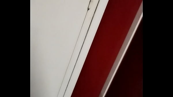 Arriv&eacute;e &agrave; la darkroom pour un dogging &agrave; l'aveugle... Tu veux voir la suite ? ... 