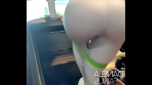Daniela_Fainus ejercitándo sus_ricas nalgas