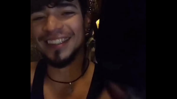 JOVENCITO LE MAMA EL RABO EN LA CALLE A MACHO HETERO Y EN FRENTE DE SU NOVIA!!! 