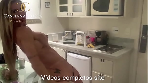 Play MP4 - Aquele sexo sem camisinha com a loira de quatro