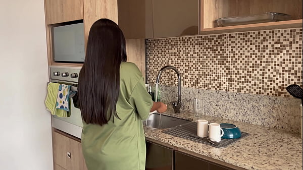 Follando a mihermanastra en_la cocina mientras su novio no está