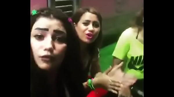 3 فتيات يمارسن الساق في المطبخ 