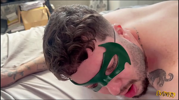 Depois De Um Longo Dia De Luta Contra O Crime, O Her&oacute;i &eacute; Ajudado Por Seu Parceiro A Se Aliviar (par&oacute;dia) thumbnail