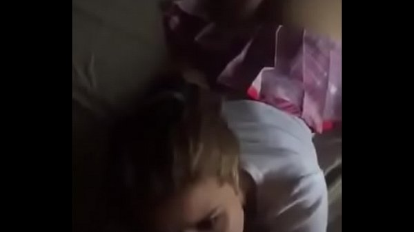 Loirinha mechupando deitada