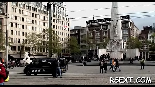 Dude gets his weenie sucked 