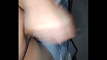 Tengo la pija parada en medio de la noche y mamasita empieza hacerme la paja hasta hacerme salir leche caliente