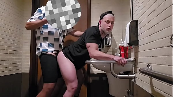 Play MP4 - Levando pau grosso no banheiro do shopping&excl;