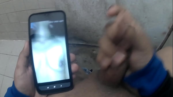 Masturbandome en ba&ntilde_o p&uacute_blico bien rico