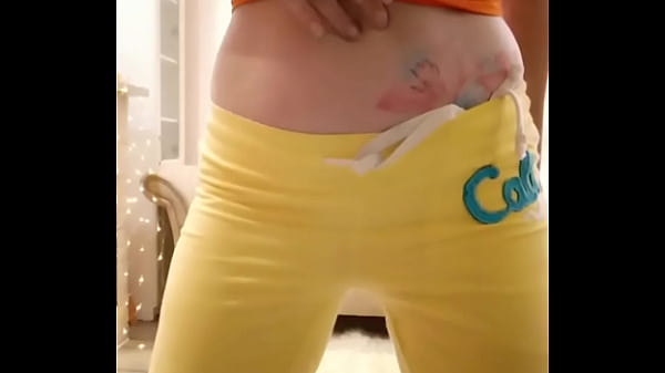 Golden lemonade in yellow yoga pants #pee #piss #wetpants #pantswetting #yogapants 