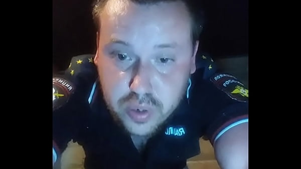 Полный фильм: частное порно русского полицейского, где он трахает свою огромную вкусную задницу бутылкой водки и бананом, мастурбирует с бутылкой в заднице, кончает и глотает свежую сперму. thumbnail