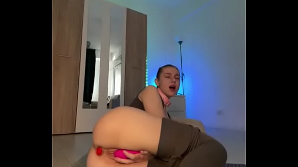 Fingering pussy close up and cumming with nipple clamps