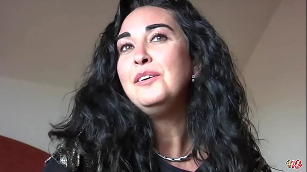 Play MP4 - Toda una se&ntilde;ora en la calle&comma; &iexcl;una guarra en la cama&excl;