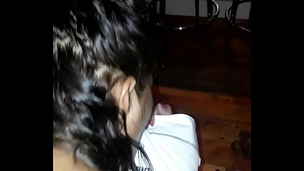 Se va la mujer y se coje a la ama de llaves 