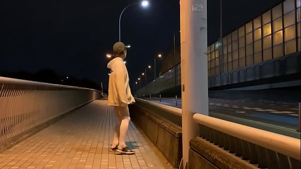 女装まゆの深夜Ｍ字開脚露出 