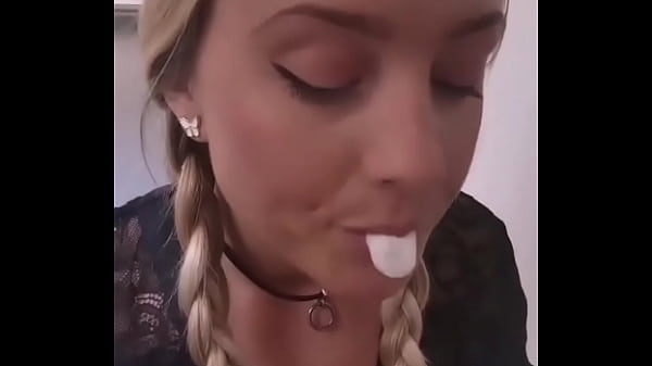 Dont forget to floss after c'est hyper important #brushing #colgate #colgatesmile #giggles #fun #white #teet 