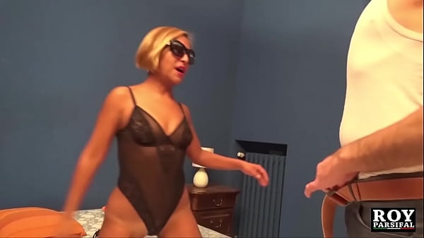 Play MP4 - Rosa&colon; gran bel culo&comma; fisico asciutto e troiaggine che sprizza scopa con 2 ragazzi