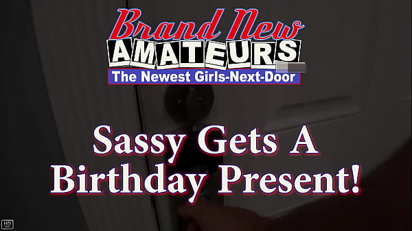 Nonton Lovely Ginger Luna Parish And Blonde Sassy Lick And Rub Each Other Pussy! thumbnail