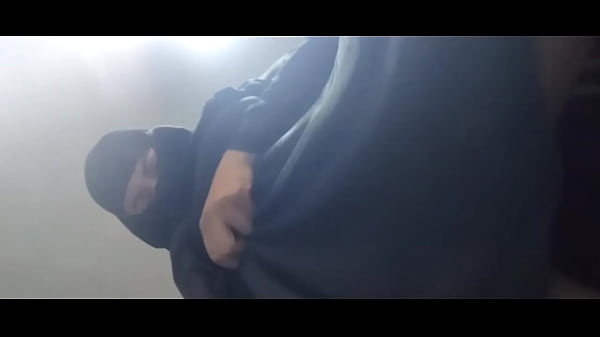 Arabian in niqab squirts her pussy hard 