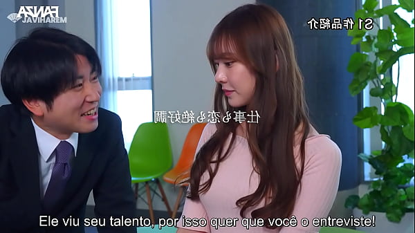 Novinha vai fazer uma entrevista mas acaba pegando no microfone de carne com legendas