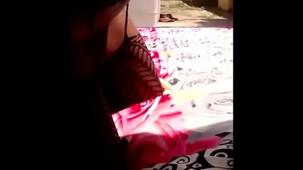 Compilation t&eacute;l&eacute;phonique de elvie slutty s'amusant avec son gode &agrave; l'ext&eacute;rieur de la maison partie 4