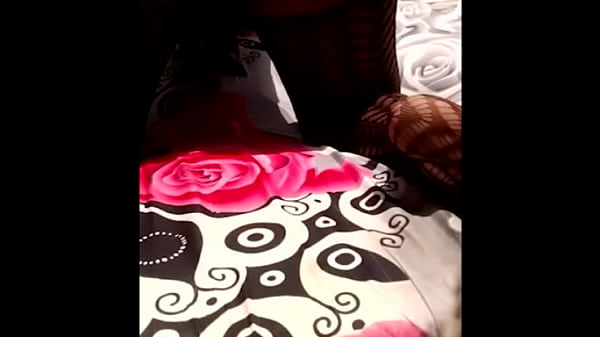 Compilation t&eacute;l&eacute;phonique de elvie slutty s'amusant avec son gode &agrave; l'ext&eacute;rieur de la maison partie 4