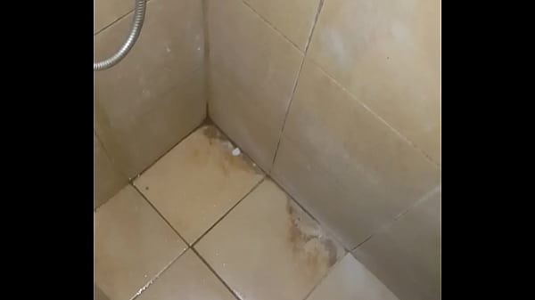 Pija corta eyaculando