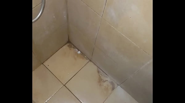 Pija corta eyaculando