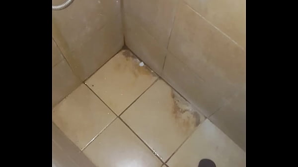 Pija corta eyaculando