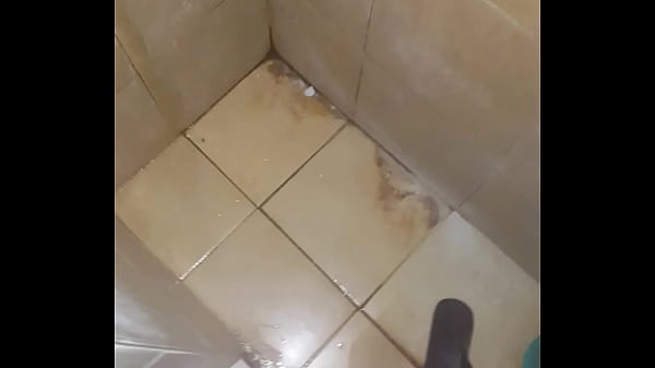 Pija corta eyaculando