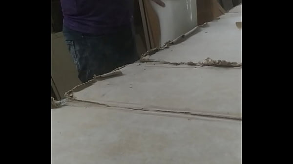 Gordinho comendo manequin de jeito