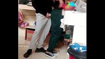 Llego a casa con ganas de follar y encuentro a mi madrastra cocinando.