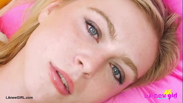 Attractive teen blonde shows_her sexybody