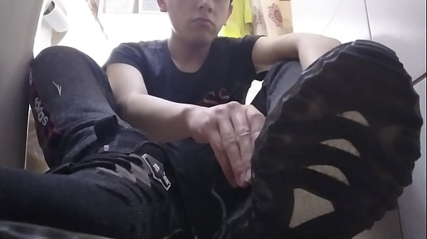 PAJEANDOME CON LOS PIES SUDADOS 