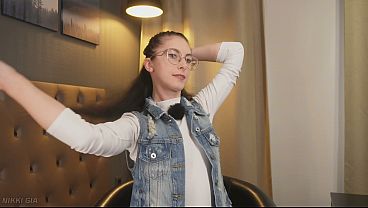 Nonton She'll Show You How She Does A Braid thumbnail